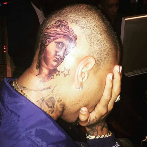 Chris Brown a un nouveau tatouage : le visage de la Vénus de Milo, sur le crâne ! Photo publiée le 25 août 2015.