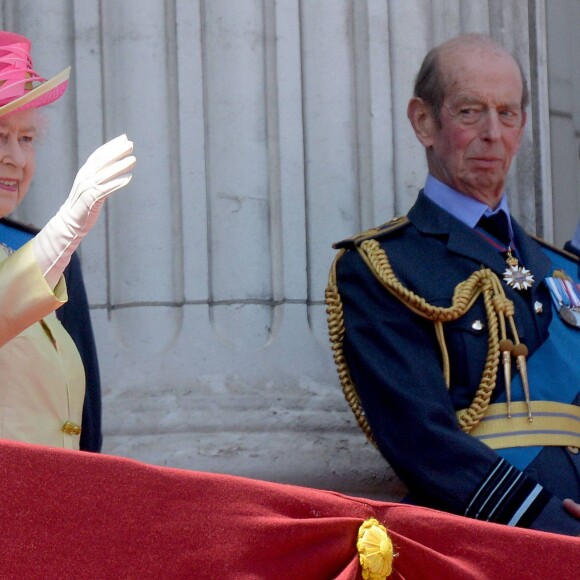 La reine Elisabeth II - La famille royale d'Angleterre assiste à la parade de la Royale Air Force pour le 75ème anniversaire de la bataille d'Angleterre à Londres le 10 juillet 2015. 