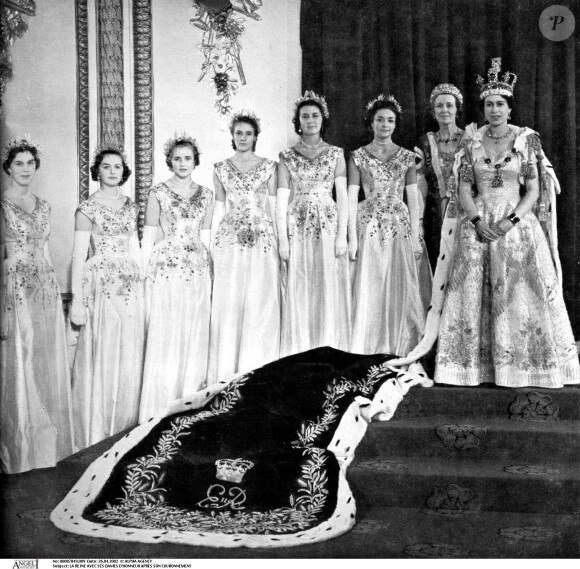 <p>La reine Elizabeth II avec ses dames d'honneur après son couronnement en 1952</p>
