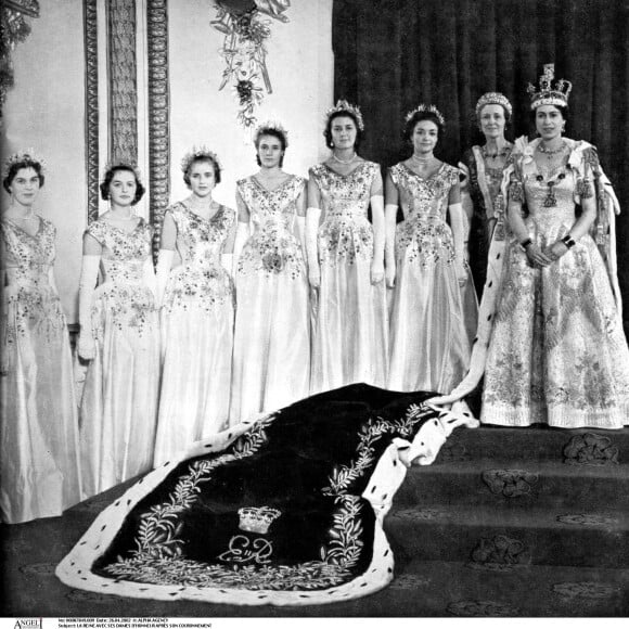 La reine Elizabeth II avec ses dames d'honneur après son couronnement en 1952