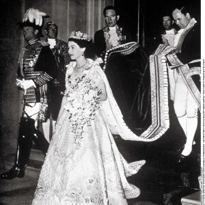 La reine Elizabeth II sortant de Buckingham pour se rendre à son couronnement en 1952
