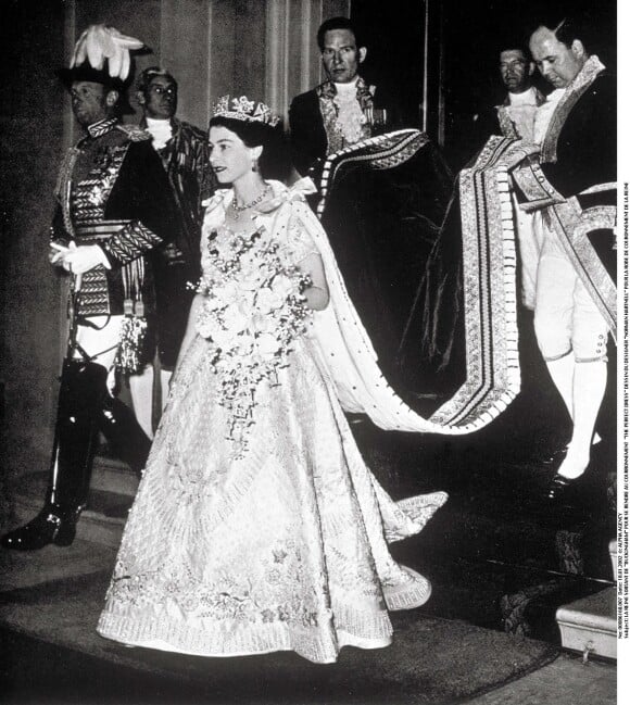 <p>La reine Elizabeth II sortant de Buckingham pour se rendre à son couronnement en 1952</p>