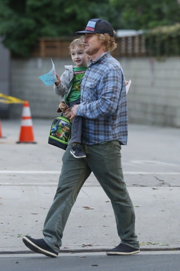 Exclusif - Owen Wilson se promène avec son fils Robert Ford à Santa Monica, le 14 janvier 2015