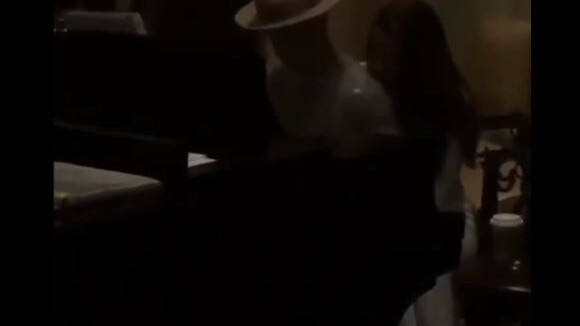 Justin Bieber et Xenia Deli dans un bar de Los Angeles, le 21 août 2015