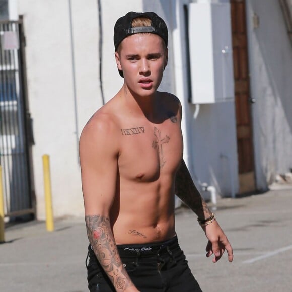 Justin Bieber fait du skateboarddans la rue à Santa Monica, le 22 juillet 2015 anta Monica