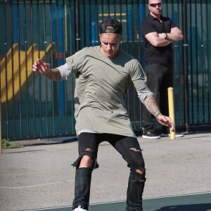 Justin Bieber fait du skateboard dans la rue à Santa Monica, le 22 juillet 2015