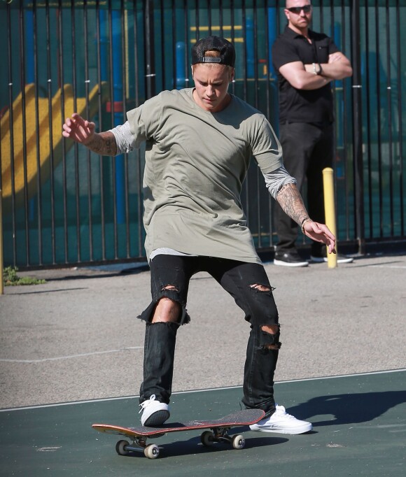 Justin Bieber fait du skateboard dans la rue à Santa Monica, le 22 juillet 2015