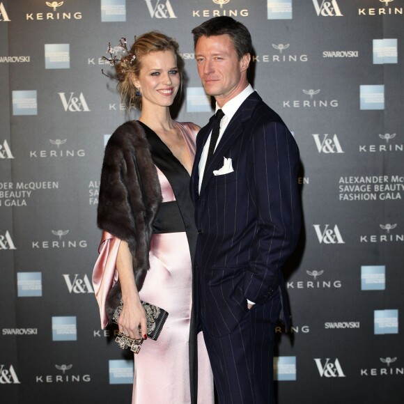 Eva Herzigova et son mari Gregorio Marsiaj - Photocall du gala "Alexander McQueen : Savage Beauty" au Victoria and Albert Museum à Londres, le 12 mars 2015.