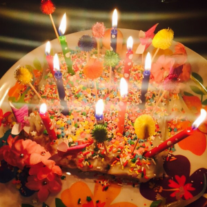 Miley Cyrus a cuisiné un gâteau d'anniversaire végétarien pour son père / photo postée sur le compte Instagram de la chanteuse au mois d'août 2015.