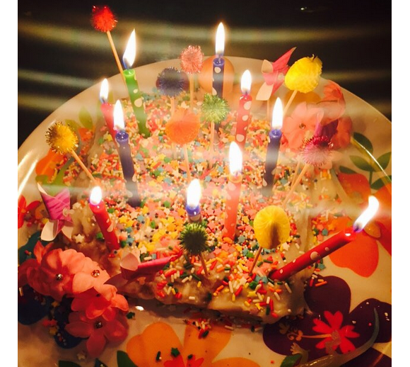 Miley Cyrus a cuisiné un gâteau d'anniversaire végétarien pour son père / photo postée sur le compte Instagram de la chanteuse au mois d'août 2015.