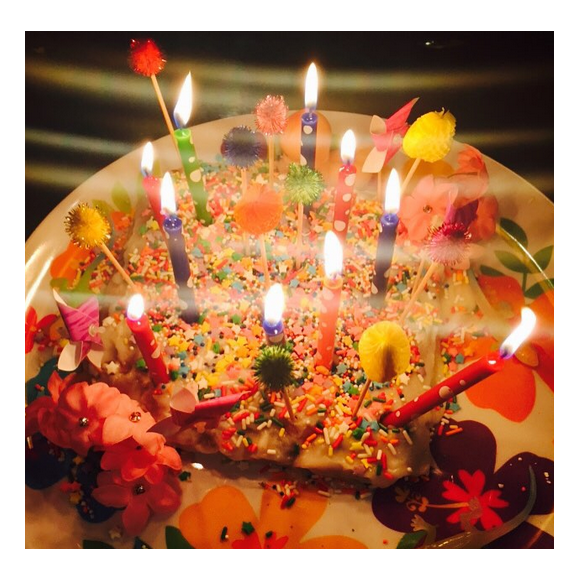 Miley Cyrus a cuisiné un gâteau d'anniversaire végétarien pour son père / photo postée sur le compte Instagram de la chanteuse au mois d'août 2015.
