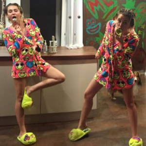 Miley Cyrus mange un avocat / photo postée sur le compte Instagram de la chanteuse au mois d'août 2015.