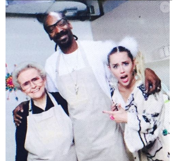 Miley Cyrus et sa grand-mère en compagnie de Snoop Dogg / photo postée sur le compte Instagram de la chanteuse au mois d'août 2015.