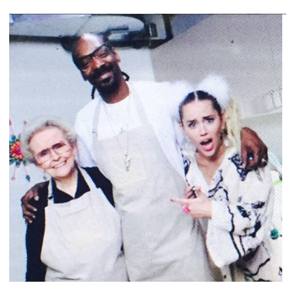 Miley Cyrus et sa grand-mère en compagnie de Snoop Dogg / photo postée sur le compte Instagram de la chanteuse au mois d'août 2015.