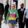 Miley Cyrus porte des oreilles de lapin à son arrivée sur le plateau de l'émission "Jimmy Kimmel Live!" à Hollywood, le 26 août 2015