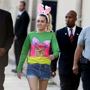 Miley Cyrus porte des oreilles de lapin à son arrivée sur le plateau de l'émission "Jimmy Kimmel Live!" à Hollywood, le 26 août 2015.