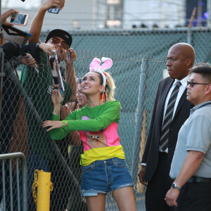 Miley Cyrus porte des oreilles de lapin à son arrivée sur le plateau de l'émission "Jimmy Kimmel Live!" à Hollywood, le 26 août 2015