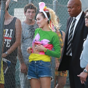 Miley Cyrus porte des oreilles de lapin à son arrivée sur le plateau de l'émission "Jimmy Kimmel Live!" à Hollywood, le 26 août 2015.