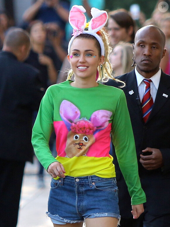 Miley Cyrus porte des oreilles de lapin à son arrivée sur le plateau de l'émission "Jimmy Kimmel Live!" à Hollywood, le 26 août 2015.