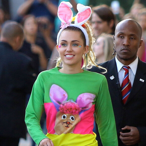 Miley Cyrus porte des oreilles de lapin à son arrivée sur le plateau de l'émission "Jimmy Kimmel Live!" à Hollywood, le 26 août 2015.