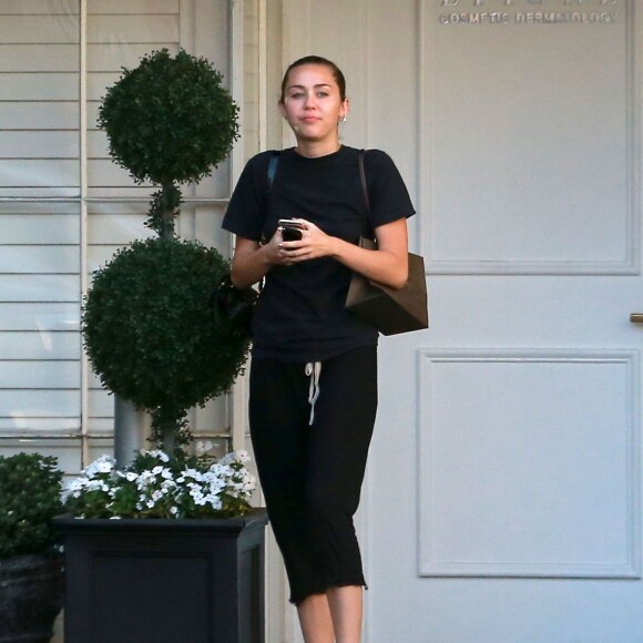 Exclusif - Prix Spécial - Miley Cyrus à la sortie d'un centre de dermatologie avec des pansements au visage à Beverly Hills, le 14 août 2015.