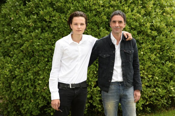 Jules Benchetrit et son père Samuel Benchetrit - Photocall du film "Asphalte" lors du 8e festival du film francophone d'Angoulême. Le 27 août 2015