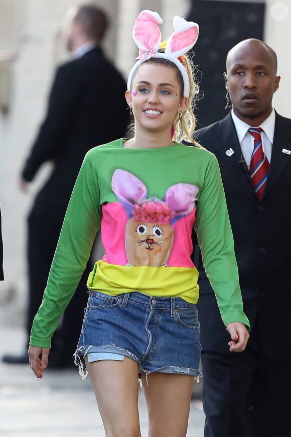 Miley Cyrus porte des oreilles de lapin à son arrivée sur le plateau de l'émission "Jimmy Kimmel Live!" à Hollywood, le 26 août 2015. 