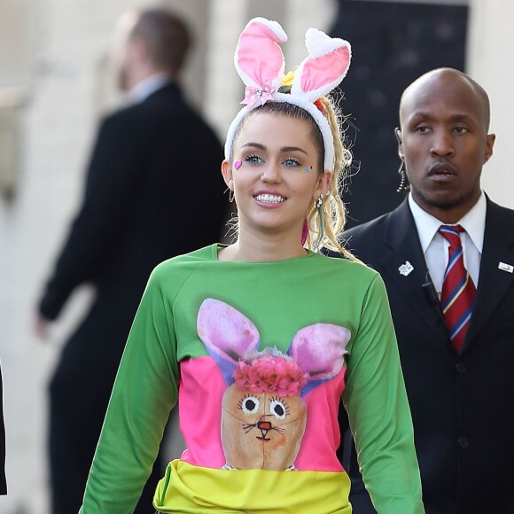 Miley Cyrus porte des oreilles de lapin à son arrivée sur le plateau de l'émission "Jimmy Kimmel Live!" à Hollywood, le 26 août 2015. 