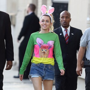 Miley Cyrus porte des oreilles de lapin à son arrivée sur le plateau de l'émission "Jimmy Kimmel Live!" à Hollywood, le 26 août 2015 