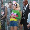 Miley Cyrus porte des oreilles de lapin à son arrivée sur le plateau de l'émission "Jimmy Kimmel Live!" à Hollywood, le 26 août 2015.  