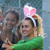 Miley Cyrus porte des oreilles de lapin à son arrivée sur le plateau de l'émission "Jimmy Kimmel Live!" à Hollywood, le 26 août 2015. 