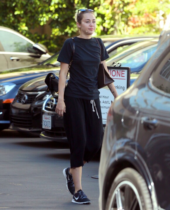 Exclusif - Prix Spécial - Miley Cyrus à la sortie d'un centre de dermatologie avec des pansements au visage à Beverly Hills, le 14 août 2015.  