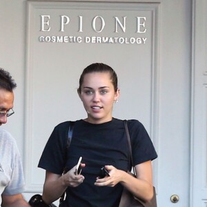 Exclusif - Prix Spécial - Miley Cyrus à la sortie d'un centre de dermatologie avec des pansements au visage à Beverly Hills, le 14 août 2015. 