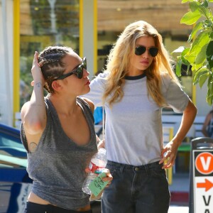 Miley Cyrus et Stella Maxwell vont déjeuner à Studio City, Los Angeles, le 12 juillet 2015