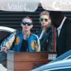 Miley Cyrus et Stella Maxwell vont dîner au restaurant Nobu à Malibu, Los Angeles, le 11 juillet 2015