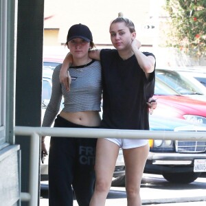 Miley Cyrus va déjeuner avec sa soeur Noah à Sherman Oaks le 29 juillet 2015.  