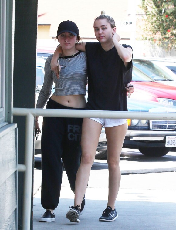 Miley Cyrus va déjeuner avec sa soeur Noah à Sherman Oaks le 29 juillet 2015.  