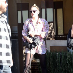 Miley Cyrus se rend dans un restaurant Japonais avec des amis à Studio City le 24 juillet 2015. 