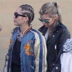 Miley Cyrus et sa compagne Stella Maxwell sont allées déjeuner au restaurant Nobu à Malibu, le 11 juillet 2015 