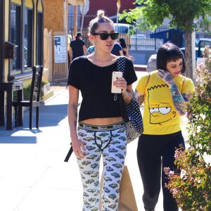 Miley Cyrus est allée déjeuner avec des amis au restaurant « Midori Sushi » à Studio City, le 3 juillet 2015  