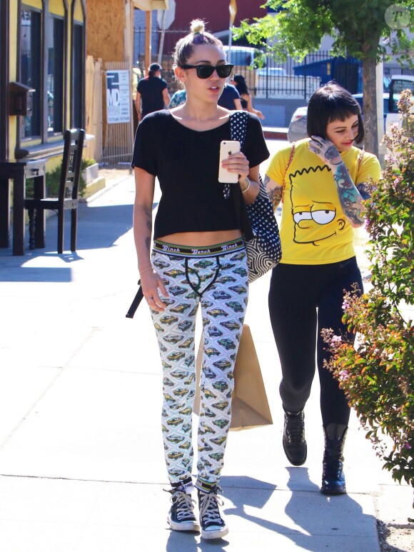 Miley Cyrus est allée déjeuner avec des amis au restaurant « Midori Sushi » à Studio City, le 3 juillet 2015  