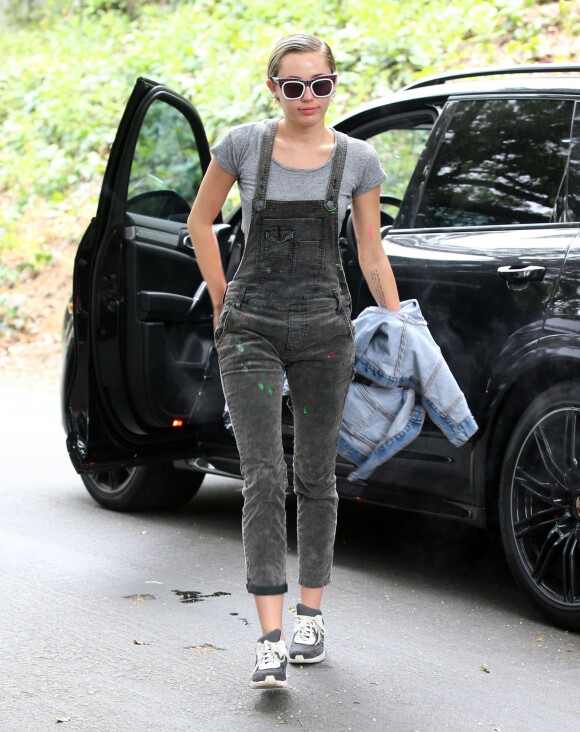 Miley Cyrus sort de sa voiture à Los Angeles, le 11 juin 2015  