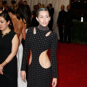 Miley Cyrus - Soirée Costume Institute Gala 2015 (Met Ball) au Metropolitan Museum, célébrant l'ouverture de Chine: à travers le miroir à New York. Le 4 mai 2015.  