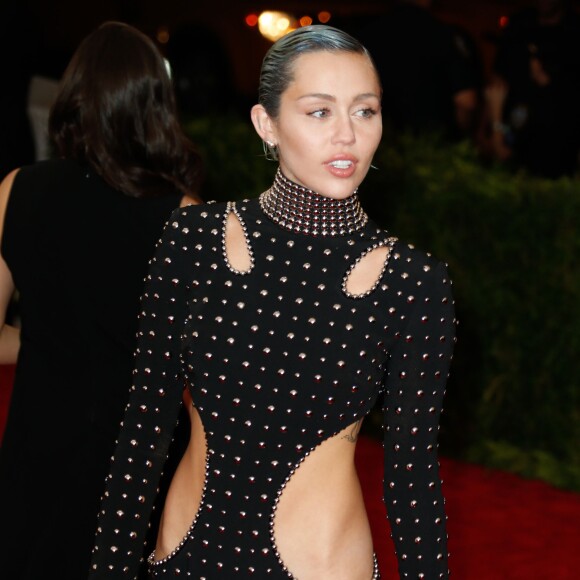 Miley Cyrus - Soirée Costume Institute Gala 2015 (Met Ball) au Metropolitan Museum, célébrant l'ouverture de Chine: à travers le miroir à New York. Le 4 mai 2015. 