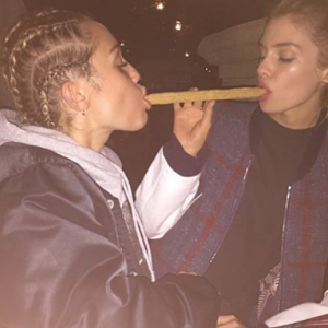 Miley Cyrus et Stella Maxwell sur Instagram au mois de juillet 2015