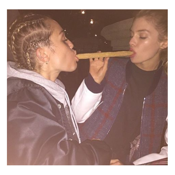 Miley Cyrus et Stella Maxwell sur Instagram au mois de juillet 2015