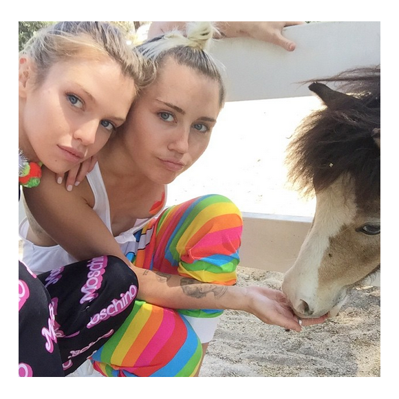 Miley Cyrus et Stella Maxwell sur Instagram au mois de juillet 2015