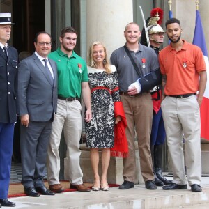 François Hollande, Alek Skarlatos, Jane D. Hartley (Ambassadrice des États-Unis en France), Spencer Stone, Anthony Sadler - Les héros américains et britannique qui ont maîtrisé Ayoub El-Khazzani dans le Thalys reçoivent la Légion d'honneur par le président François Hollande au palais de l'Elysée à Paris le 24 aout 2015.
