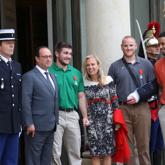 François Hollande, Alek Skarlatos, Jane D. Hartley (Ambassadrice des États-Unis en France), Spencer Stone, Anthony Sadler - Les héros américains et britannique qui ont maîtrisé Ayoub El-Khazzani dans le Thalys reçoivent la Légion d'honneur par le président François Hollande au palais de l'Elysée à Paris le 24 aout 2015.