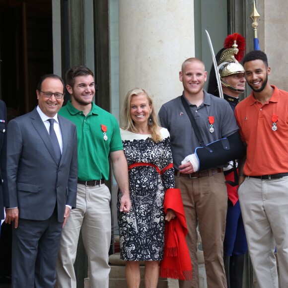 François Hollande, Alek Skarlatos, Jane D. Hartley (Ambassadrice des États-Unis en France), Spencer Stone, Anthony Sadler - Les héros américains et britannique qui ont maîtrisé Ayoub El-Khazzani dans le Thalys reçoivent la Légion d'honneur par le président François Hollande au palais de l'Elysée à Paris le 24 aout 2015.
